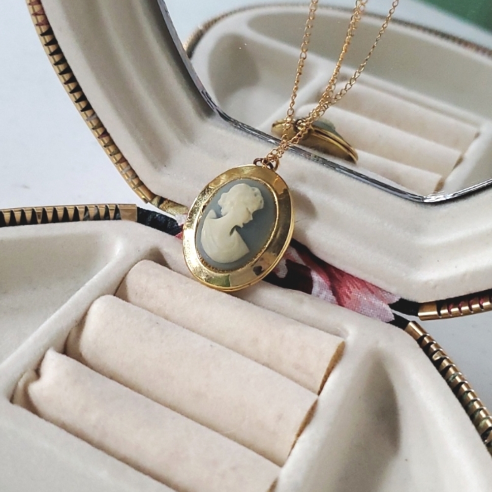 Beautiful Vintage Cameo Necklace